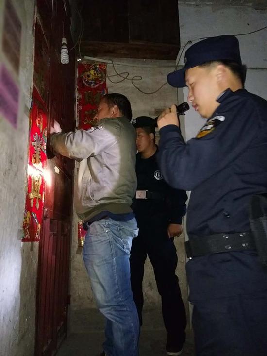 临夏粗心妈妈误将幼女锁家中 民警全城寻开锁师傅开门